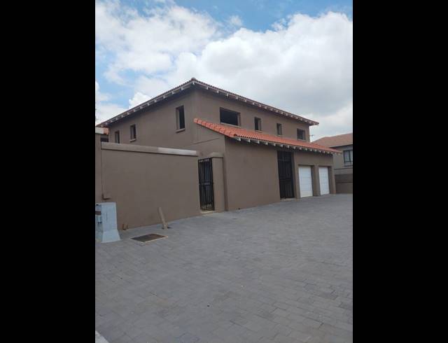 5 BEDROOM HOUSE FOR SALE IN FOURWAYS